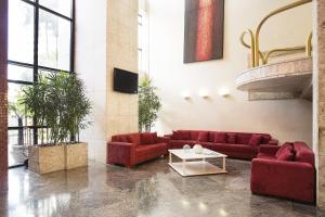 una sala de estar con sofás rojos y una mesa. en Sol Victoria Marina, en Salvador