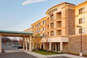 een weergave van de voorkant van een hotel bij Courtyard by Marriott Paramus in Paramus