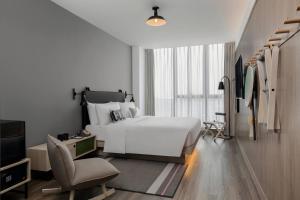 Voodi või voodid majutusasutuse Moxy Shanghai Hongqiao NECC toas