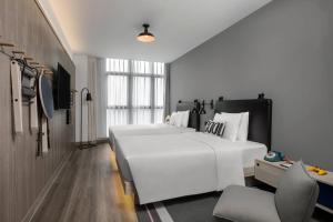 Voodi või voodid majutusasutuse Moxy Shanghai Hongqiao NECC toas