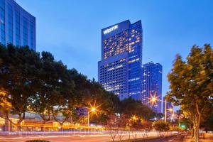 un perfil urbano por la noche con un edificio alto en The Westin Nanjing Xuanwu Lake, en Nanjing