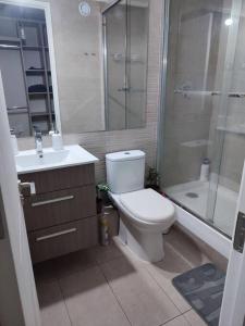 a bathroom with a toilet and a sink and a shower at Cómodo Departamento 1D1B para dos personas in Santiago
