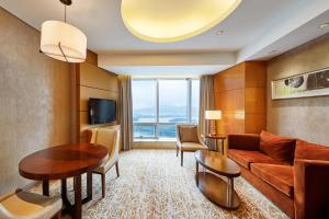 uma sala de estar com um sofá e uma mesa em The Westin Nanjing Xuanwu Lake em Nanquim