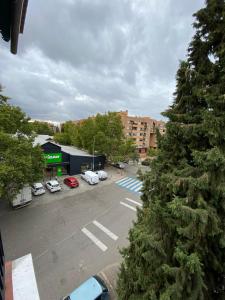 um parque de estacionamento com carros estacionados em frente a um edifício em APARTAMENTO GOR em Granada