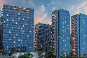 un grupo de edificios altos en una ciudad en Marriott Executive Apartments Hangzhou Yuhang, en Hangzhou