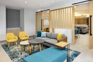 een woonkamer met een bank en stoelen bij TownePlace Suites by Marriott Plant City in Plant City
