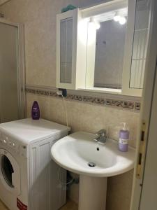 een badkamer met een wastafel en een wasmachine bij Appartamento Pescara Sud in Pescara