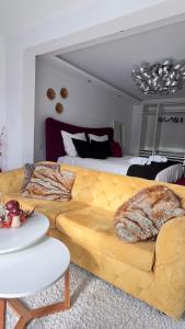 un soggiorno con divano e letto di LUXUS-RelaxDays-Apartments a Gütersloh