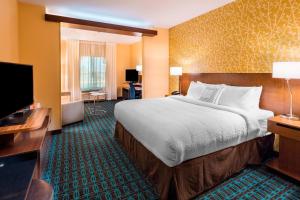 um quarto de hotel com uma cama e uma televisão de ecrã plano em Fairfield Inn & Suites by Marriott Dallas Waxahachie em Waxahachie