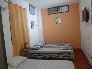 Habitación con 2 camas y TV. en Agradable Dpto en Garzota Norte Guayaquil, en Guayaquil