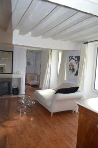 uma sala de estar com um sofá branco e uma mesa em Room in Guest room - Maison lAmerique welcome you to one of their rooms Dogs are also welcomed em Saint-Jean-le-Blanc