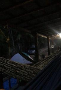 菲格雷多總統鎮的住宿－CATEDRAL THE ROCK CAMPING，夜间小屋的吊床,配有遮阳伞