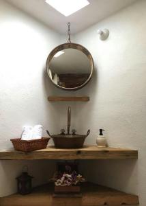 ein Badezimmer mit einem Waschbecken und einem Spiegel an der Wand in der Unterkunft Xamikal in Zacatlán