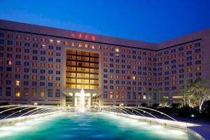 Renaissance Tianjin Lakeview Hotel في تيانجين: فندق فيه نافورة امام مبنى
