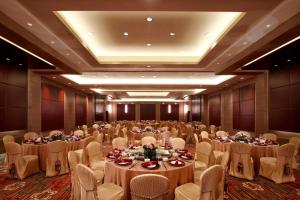 un gran salón de banquetes con mesas y sillas en Courtyard by Marriott Kunshan en Kunshan