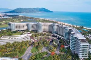 The Westin Blue Bay Resort & Spa في Lingshui: اطلالة جوية لمنتجع قريب من المحيط