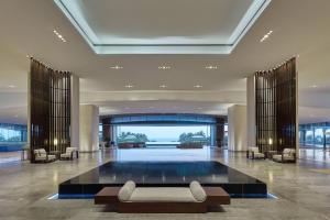 un vestíbulo con sofá en el medio de un edificio en The Westin Blue Bay Resort & Spa en Lingshui