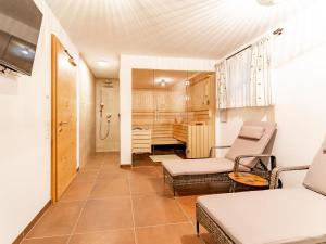 een kleine kamer met een bed en een badkamer bij Tauernlodge Carpe Diem in Niedernsill