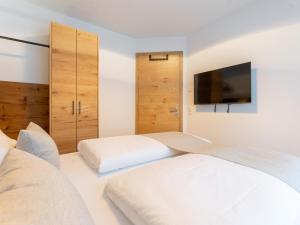 A bed or beds in a room at Tauernlodge Carpe Diem