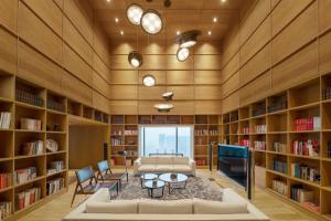 salon z półkami na książki i kanapą w obiekcie Le Meridien Zhengzhou w mieście Zhengzhou