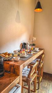 uma mesa de madeira com comida em cima em Monte Verde Lofts Araucária em Monte Verde
