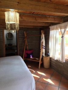 ein Schlafzimmer mit einem Bett und ein Zimmer mit einem Fenster in der Unterkunft Xamikal in Zacatlán