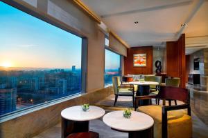 Posezení v ubytování Sheraton Grand Beijing Dongcheng Hotel