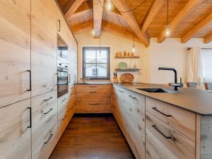 A kitchen or kitchenette at Tauernlodge Carpe Diem