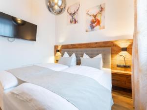 A bed or beds in a room at Tauernlodge Carpe Diem