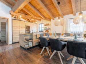A kitchen or kitchenette at Tauernlodge Carpe Diem