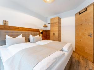 A bed or beds in a room at Tauernlodge Carpe Diem