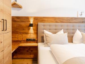 A bed or beds in a room at Tauernlodge Carpe Diem