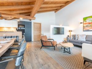 ein Wohnzimmer mit einem Sofa und einem Tisch in der Unterkunft Tauernlodge Chalet Salzach in Niedernsill
