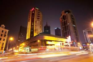 una città con edifici alti e una strada di notte di Courtyard By Marriott Shanghai Pudong a Shanghai