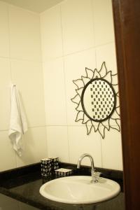 佛羅安那波里的住宿－Chalé 31，一间带水槽和镜子的浴室