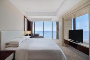 TV a/nebo společenská místnost v ubytování Sheraton Yantai Golden Beach Resort