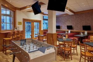 TV a/nebo společenská místnost v ubytování Leipzig Marriott Hotel