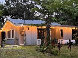 ボルケーノにあるRomantic Retreat, Pop up Dome at your own private yard, Outdoor shower, firepit, 5 min to Hawaii Volcano parkの横の灯りを持つ家