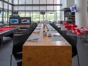 Restoran või mõni muu söögikoht majutusasutuses Ramada Encore by Wyndham Aguascalientes