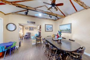 een eetkamer en een woonkamer met een tafel en stoelen bij Axis Oaks Guadalupe River Compound in Ingram