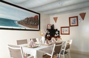 的住宿－Auberge Dar Ruby，一间配备有白色桌椅的用餐室