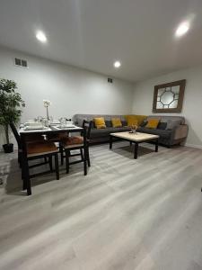 ein Wohnzimmer mit einem Sofa und einem Tisch in der Unterkunft LUXURY APARTMENTS 5QUEENBED - 20 min away Manhattan in Jersey City