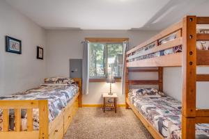 萊文沃思的住宿－Twenty Pines，一间卧室设有两张双层床和一扇窗户。