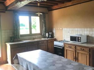 Cucina o angolo cottura di Maison de plain-pied avec jeux, coin pêche et musée du vélo à proximité - FR-1-410-136