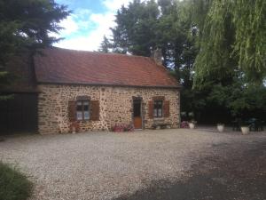 una casa in pietra con un grande vialetto di fronte di Maison de campagne au calme, jardin, cheminée, proche village et loisirs - FR-1-410-170 a Vernie