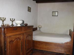 1 dormitorio con cama y tocador de madera en Gîte Berfay, 3 pièces, 6 personnes - FR-1-410-242, en Berfay