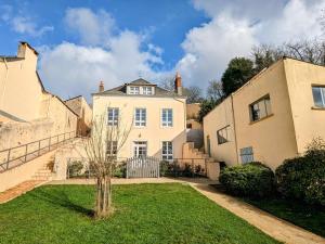 een groot wit huis met een boom in de tuin bij Gîte Sablé-sur-Sarthe, 3 pièces, 6 personnes - FR-1-410-380 in Sablé-sur-Sarthe