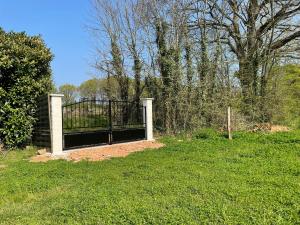 Vonkajšia záhrada v ubytovaní Gîte cosy au calme avec grand jardin, proche du Mans - Parking privé, Wifi fibre, équipements complets - FR-1-410-392