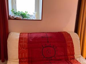 Posteľ alebo postele v izbe v ubytovaní Gîte cosy au calme avec grand jardin, proche du Mans - Parking privé, Wifi fibre, équipements complets - FR-1-410-392