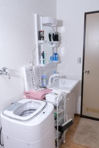 y baño con aseo y lavamanos. en Housegreen201, en Tokio